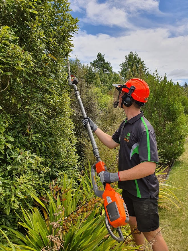 Battery powered deals extended hedge trimmer