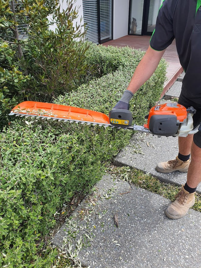 Hedge Trimmer - Single Sided with a leaf catcher (Petrol) - [Hire]